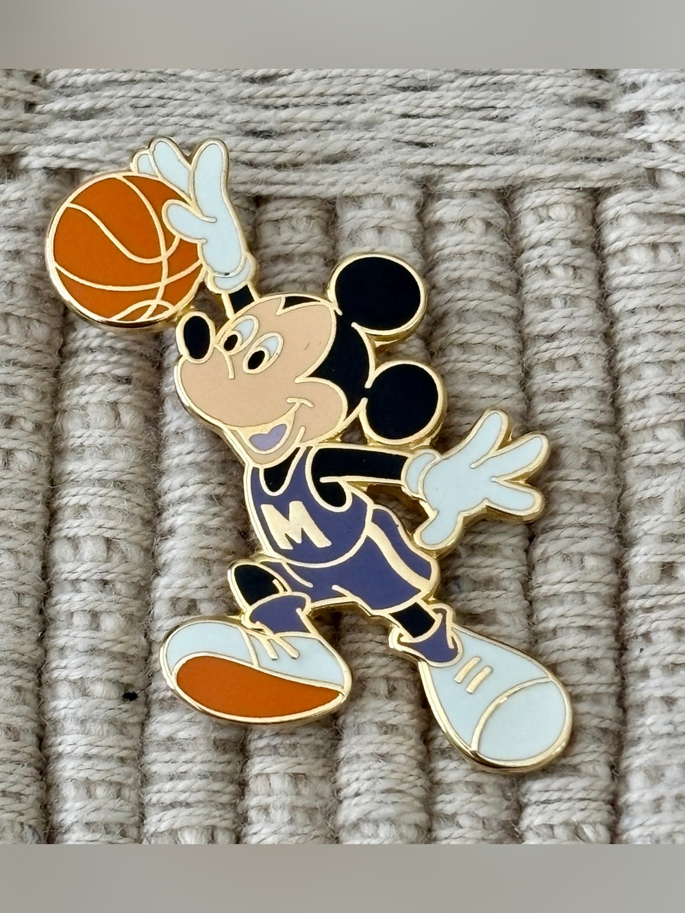 DISNEY 2007 Mickey Mouse Basketball Sports Series Pin